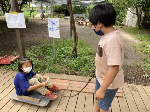 「入り口前～入り口前～」と駅のアナウンスまで流れています。