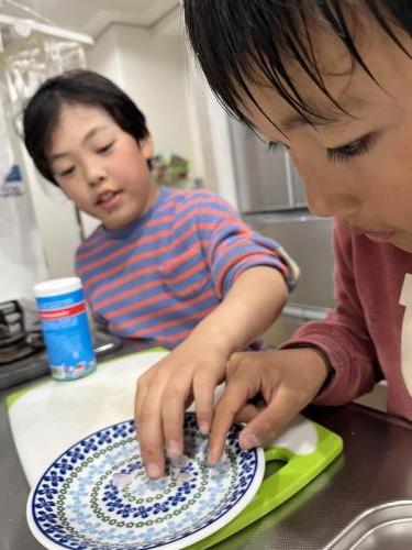 桜の花びらの塩漬け作成中